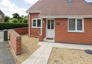 IVANHOE LODGE, pet friendly, with a garden in Ashby-De-La-Zouch