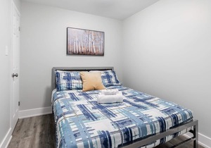 James St Apartment with Queen sized bed