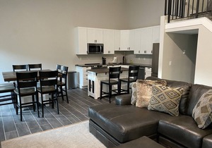 JAN SALE 5 min to walk to Downtown & Quicksilver lift, Hot Tub/Pool Sleeps 12