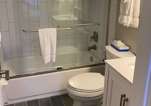 JAN SALE 5 min to walk to Downtown & Quicksilver lift, Hot Tub/Pool Sleeps 12
