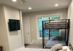 JAN SALE 5 min to walk to Downtown & Quicksilver lift, Hot Tub/Pool Sleeps 12