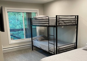 JAN SALE 5 min to walk to Downtown & Quicksilver lift, Hot Tub/Pool Sleeps 12