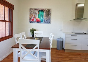 Jodi's Beach Retreat - Pet Friendly (2 bedroom apartment) 5+ nights