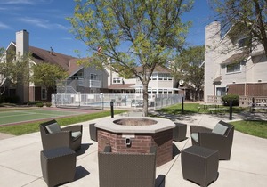 Just What You Were Looking For! Onsite Pool, Free Parking, Pets are Welcome!