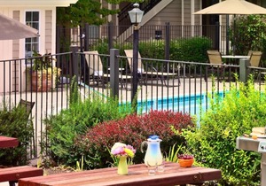 Just What You Were Looking For! Onsite Pool, Free Parking, Pets are Welcome!