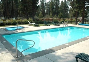 K1 Powder Village-Sunriver, Oregon: Pool & Hot Tub in Complex, BBQ, WiFi, SHARC Aquatics, Tubing Hill, Mt. Bachelor, Golf, Deschutes River, Tennis, Bike Paths