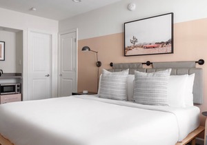 Kasa Palo Alto | Family Friendly, King Room with Workspace & Extra Full Bed