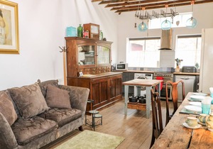 KILBY COACH HOUSE, romantic, character holiday cottage in Wakefield