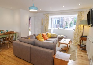 KILBY LODGE, family friendly, with a garden in Wakefield