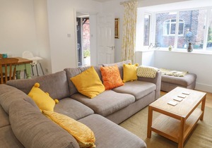 KILBY LODGE, family friendly, with a garden in Wakefield