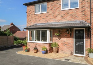 KILBY LODGE, family friendly, with a garden in Wakefield