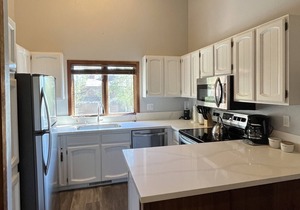King Bed - Renovated Cozy Meadowridge Cabin close to Eagle