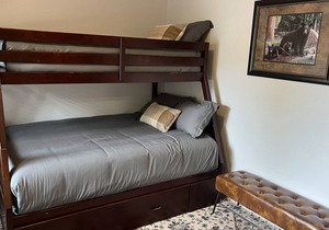 King Bed - Renovated Cozy Meadowridge Cabin close to Eagle