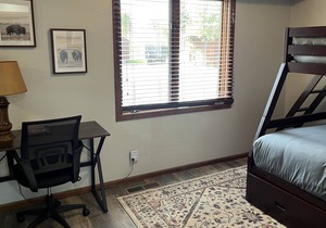 King Bed - Renovated Cozy Meadowridge Cabin close to Eagle