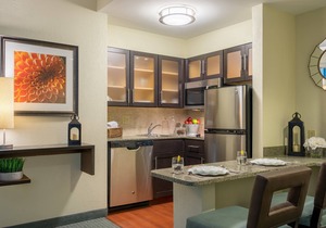 King Suite. Free Breakfast. Seasonal Outdoor Pool. Gym. Close to Longwood Gardens!