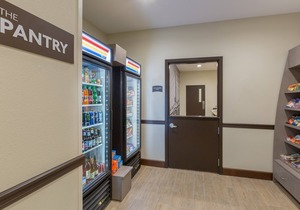 King Suite Near Downtown | Breakfast + Pool Access!