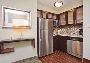 King Suite w/Free Breakfast Included! Outdoor Pool, Near Downtown Austin