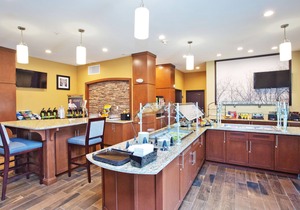 King Suite w/Free Breakfast Included! Outdoor Pool, Near Downtown Austin