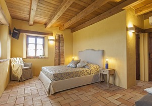 L'Olivo, app in a typical villa with swimming pool 7 km from the sea, Senigallia, Marche