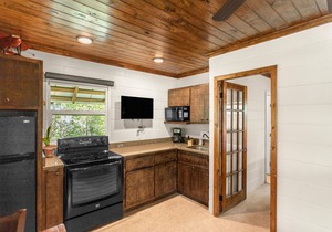 Lake Breeze Cottage 1