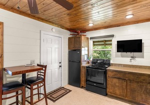 Lake Breeze Cottage 1