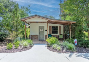 Lake Breeze Cottage 1