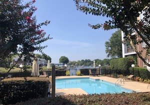 Lake Norman Luxury Waterfront 3rd floor Condo with Elevator, Pool, Tennis