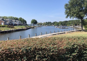 Lake Norman Luxury Waterfront 3rd floor Condo with Elevator, Pool, Tennis