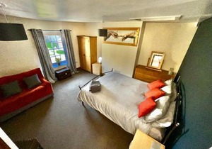Large 2-Bed House Derbyshire off Chatsworth rd