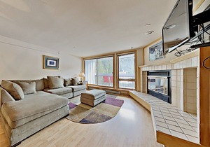 Large Balcony, Perfect for Summer Drinks!