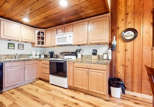 Large Condo, Rustic Décor & Private Balcony. Right Across from The Village