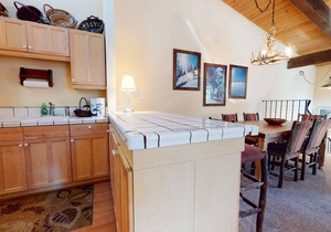 Large Family Home near Downtown Mammoth, Great Complex Amenities. Near Trails