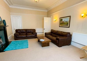 Large Glasgow South Family Home - Free Parking