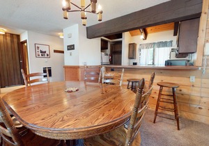 Large Home, Balcony. Pool & Tennis Court On-site, Short Walk to Restaurants