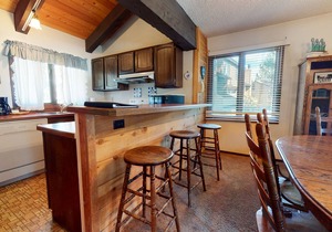 Large Home, Balcony. Pool & Tennis Court On-site, Short Walk to Restaurants