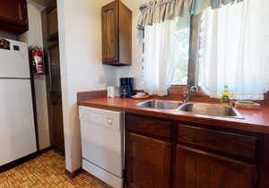 Large Home, Balcony. Pool & Tennis Court On-site, Short Walk to Restaurants