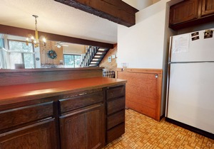 Large Home, Balcony. Pool & Tennis Court On-site, Short Walk to Restaurants