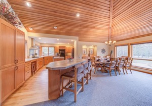 Large home on Meadows golf course, HT 10 SHARC, AC, outdoor seating location!