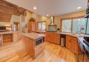 Large home on Meadows golf course, HT 10 SHARC, AC, outdoor seating location!