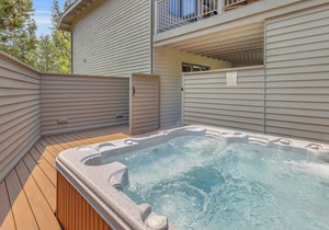 Large home on Meadows golf course, HT 10 SHARC, AC, outdoor seating location!