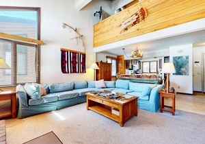 Large Rustic & Bright. Pool & Tennis Court On-site, Near Restaurants