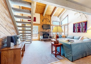 Large Rustic & Bright. Pool & Tennis Court On-site, Near Restaurants