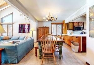 Large Rustic & Bright. Pool & Tennis Court On-site, Near Restaurants