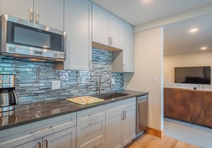 Large Ski-in/Walk-Out Downtown Ground Floor Family Friendly 2 Bedroom Unit