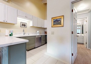 Large Townhome near Downtown. Private Gas Grill, Washer/Dryer. Near Trails