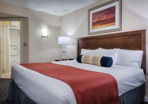 Large Two Bedroom resort steps from Long Wharf, Downtown Newport