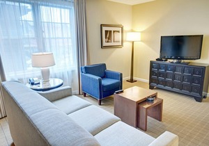 Large Two Bedroom resort steps from Long Wharf, Downtown Newport