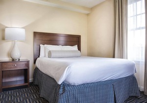 Large Two Bedroom resort steps from Long Wharf, Downtown Newport