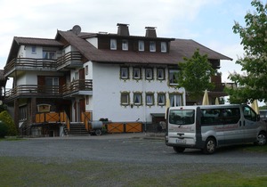 Larger comfortable double room/multi-bed room/apartment - Waldhotel