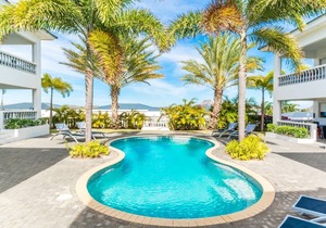 *LAST MINUTE SPECIALS* Fully Equipped Apt W/Tropical Pool & Garden